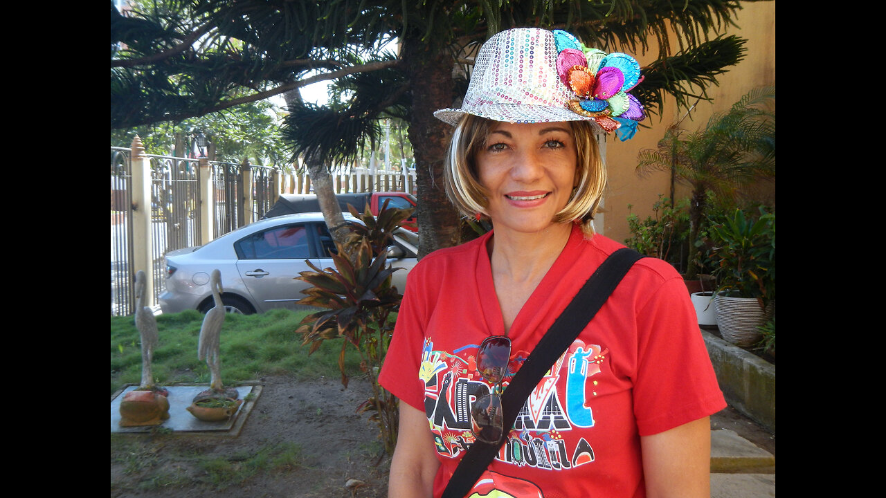 BEATRIZ & MIKE WAIT FOR TAXI IN BARRANQUILLA, COLOMBIA