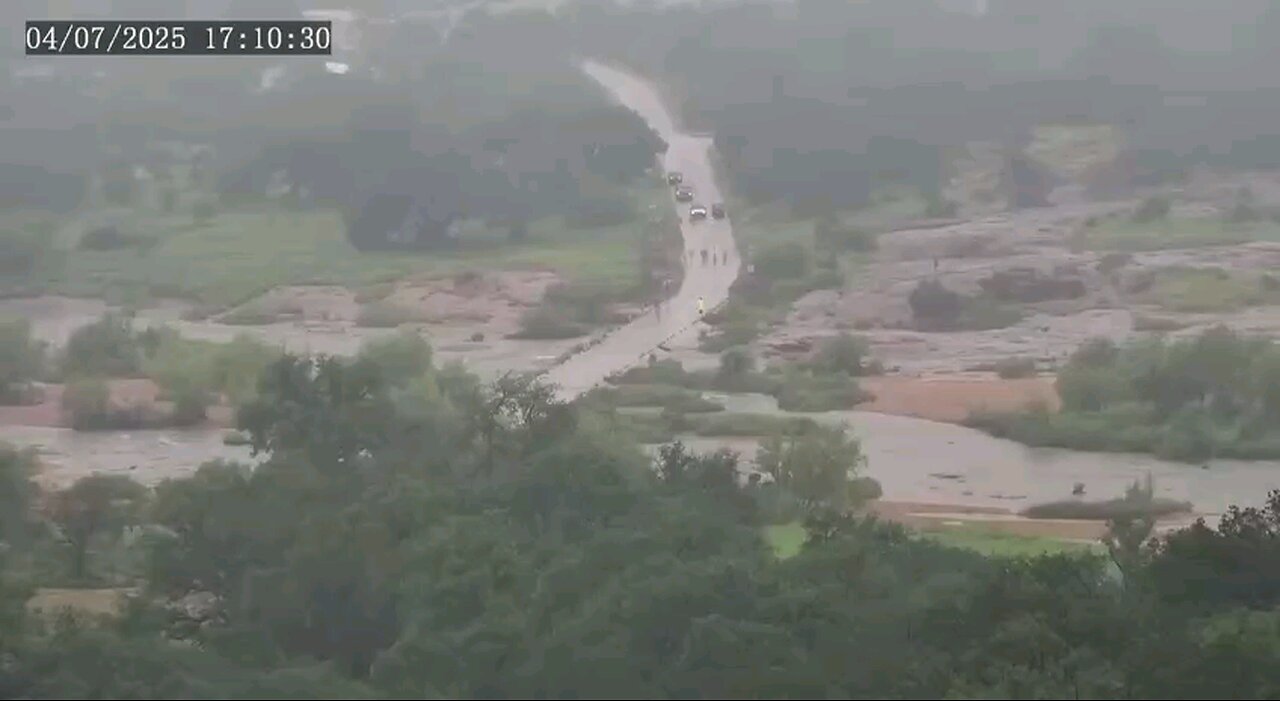 In fast motion: This is what the first moments of the flood in Texas looked like.
