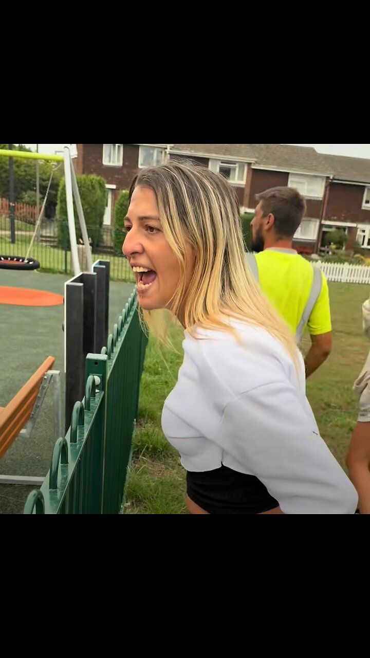 Madre reta a su hijo por burlarse de un niño autista