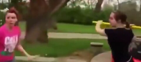 Girls fight in the yard, ends it with a shovel to the head