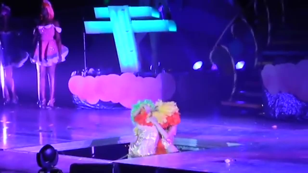 Katy Perry Collapses, Nashville, I Kissed A Girl