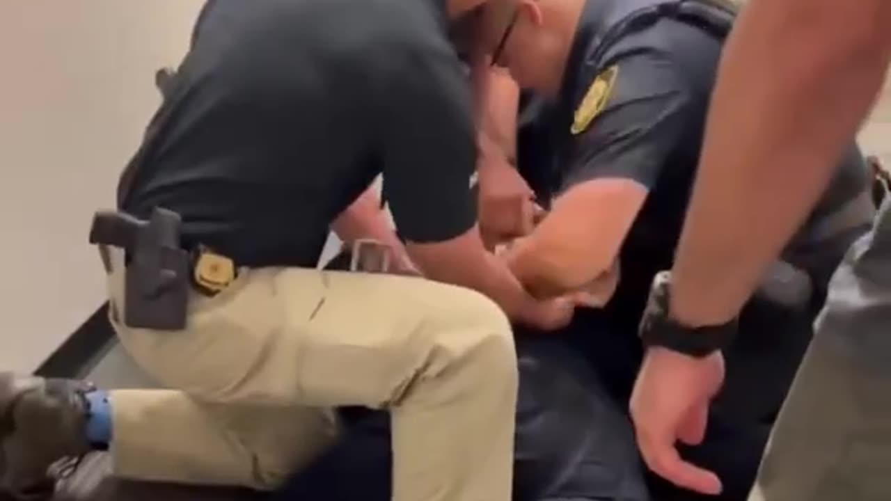 Il senatore democratico Alex Padilla atterrato e ammanettato