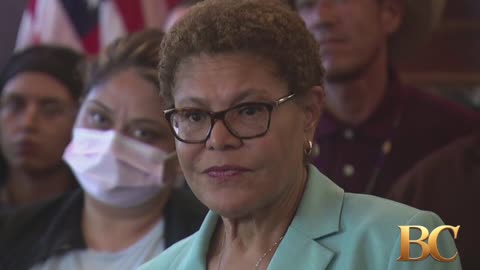 LA Mayor Karen Bass confronts federal agents at Los Angeles park