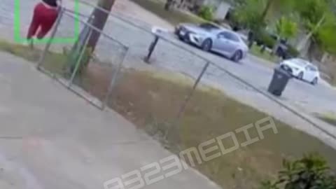 🚨 Security cameras captured a terrifying moment