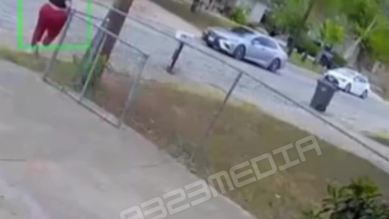 🚨 Security cameras captured a terrifying moment