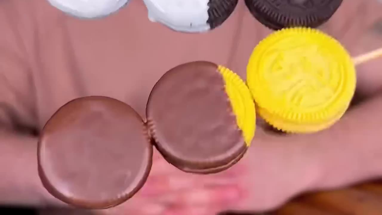 How to eat CHOCOLATE COOKIES with your best friend properly? 😎❤️🍫