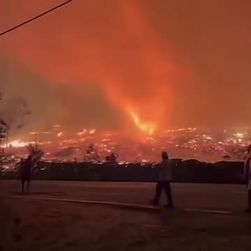 #viral | 🔥 Fire Tornado Spotted in Wildfire-Hit Portugal