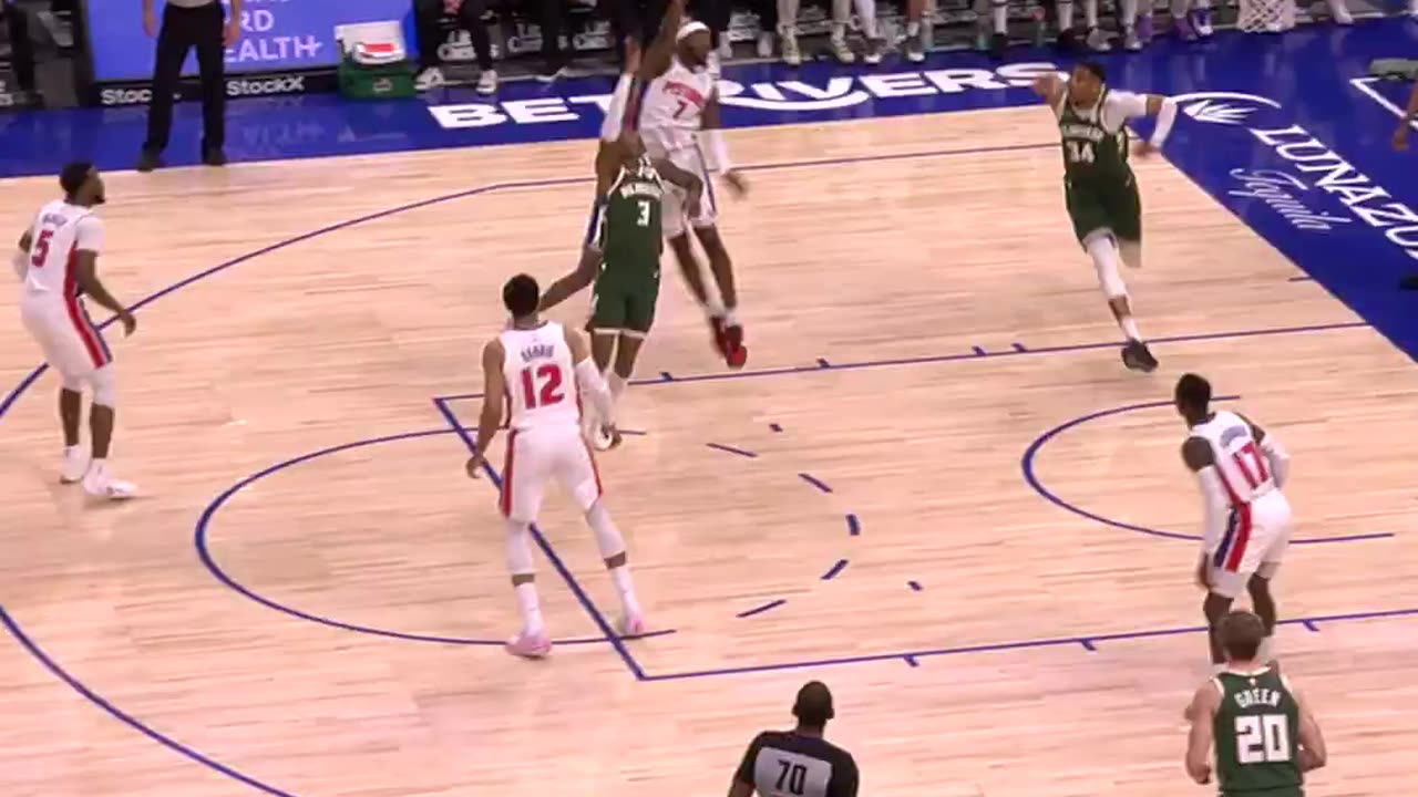 Milwaukee Bucks - Giannis with the reverse oop!