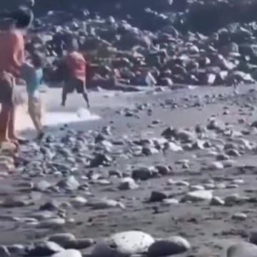 North African in Spain wants to rob a tourist