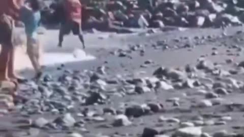 North African in Spain wants to rob a tourist