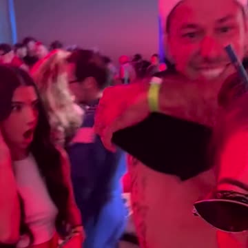 I’ve never seen @charli d’amelio so surprised in my life! Here’s her reacting to my back! #charli