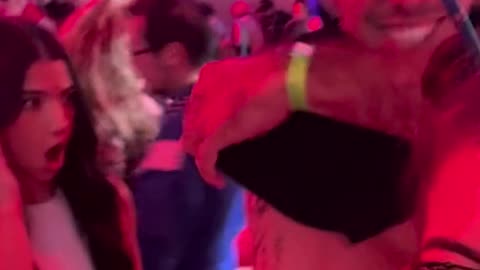I’ve never seen @charli d’amelio so surprised in my life! Here’s her reacting to my back! #charli