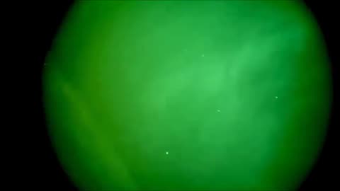 Cet OVNI en forme de soucoupe en mode ORB a laissé tomber quelqu'un ou quelque chose sur Terre