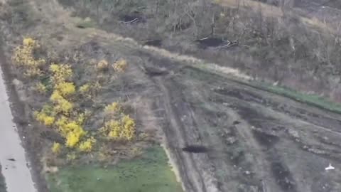 Russian Recon Drone Spots Ukrainian Soldiers Trying to Escape Encirclement in Pokrovsk