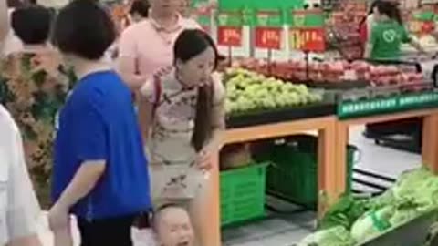 Une femme porte son copain sur son dos