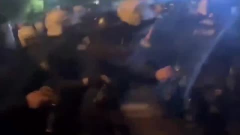 Manifestantes en Turquía son rociados con gas pimienta