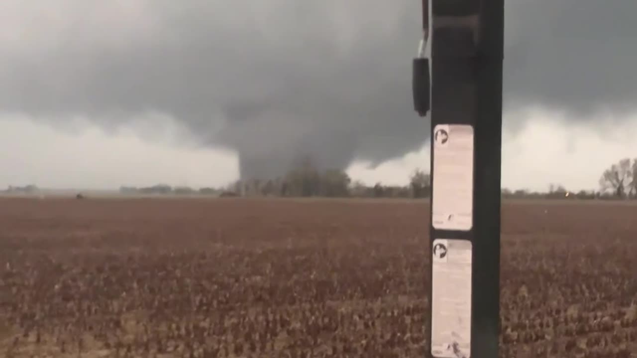 Family Flees From F3 Tornado