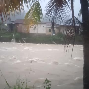 Citarik river tourists rafting