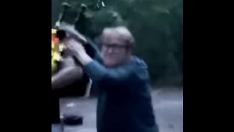Ancient Karen Accosts Man Playing Bagpipes in Houston Park