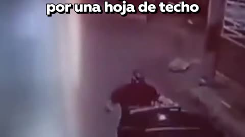 Una hoja de techo sale volando y casi decapita a un hombre