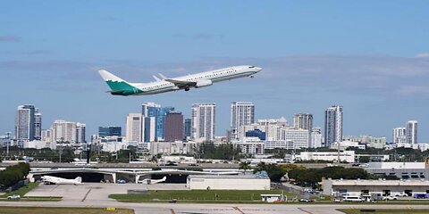 Bipartisan Bill Would Pay Air Traffic Controllers in Shutdowns