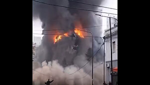 Fuerte incendio causa derrumbe de edificio en La Plata