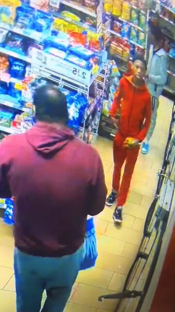 Twins in trouble: One caught shoplifting, the other paid after. Bad company? #twins #crime #japd