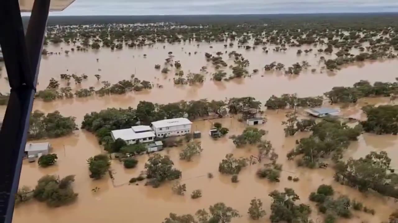 A year’s worth of rain causes flooding chaos in #Queensland - #Australia