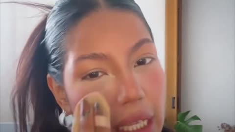 Arma un escándalo ante los amigos de su novio porque no le prestan atención