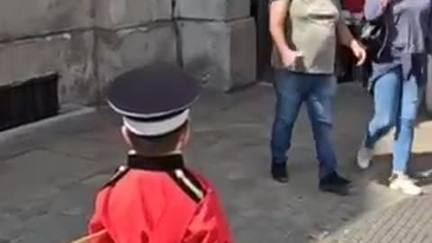 Incredible: 23 August 2024 Frank soldier salutes the kings guard #royalhorseguar