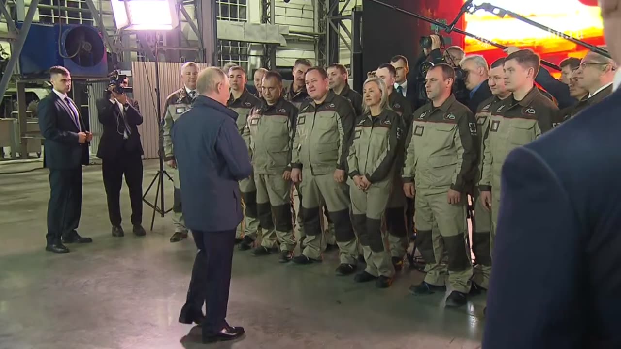 Президент кратко пообщался с работниками «Мотовилихинских заводов» и поздравил их с Днём оружейника