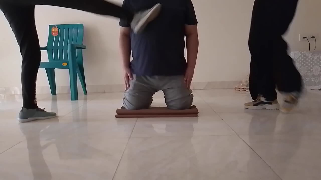 Human kicking bag for beginners