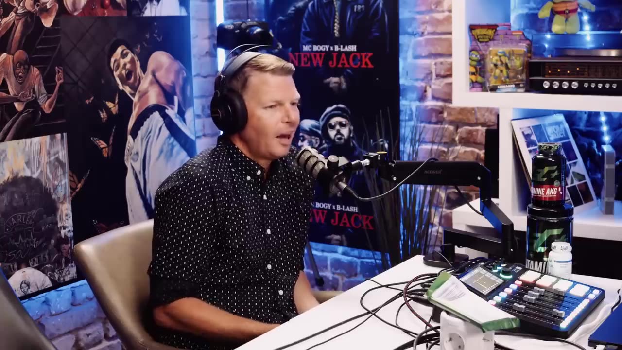 TOM-OLIVER REGENAUER über Trump, Epstein, Höcke & die ermordeten Stars →