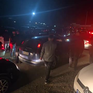 Automjeti i dyshuar për shpërndarje parash nga partia socialiste, bllokohet nga simpatizantët e PD