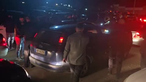 Automjeti i dyshuar për shpërndarje parash nga partia socialiste, bllokohet nga simpatizantët e PD