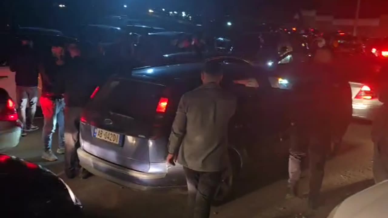 Automjeti i dyshuar për shpërndarje parash nga partia socialiste, bllokohet nga simpatizantët e PD