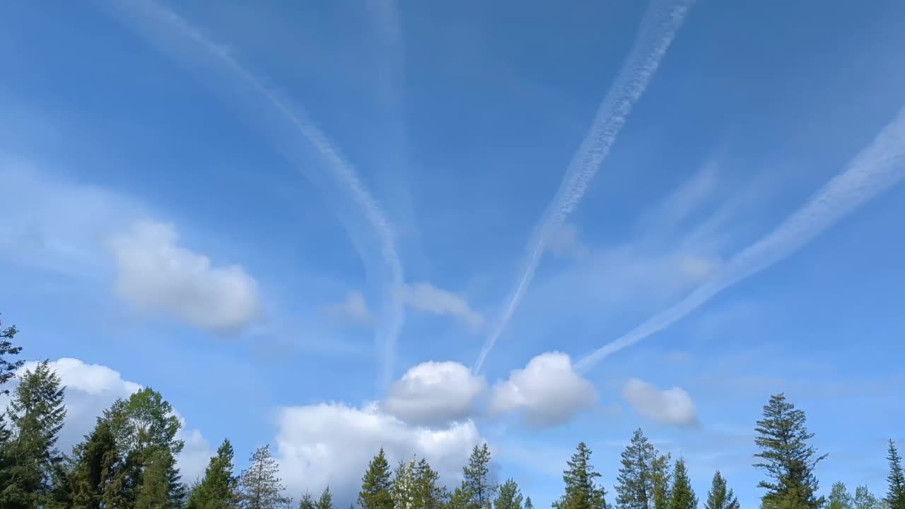 STRANGE CHEMTRAILS!