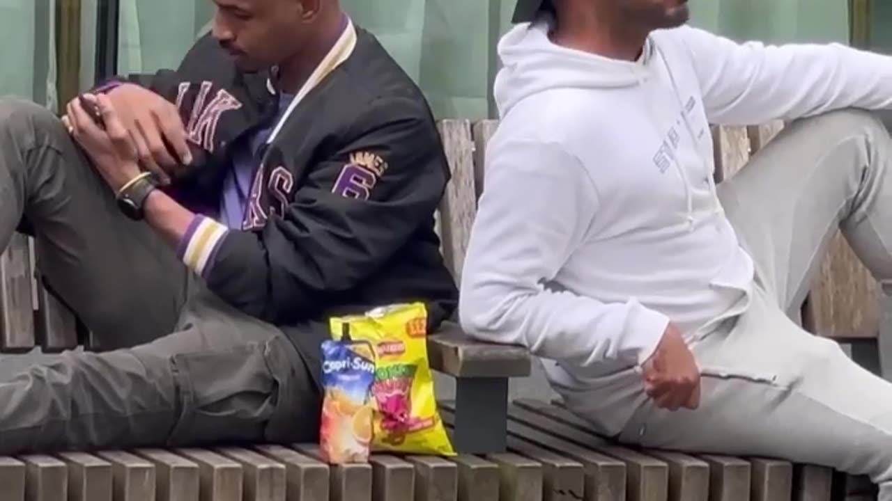 Letās share the crisp with this strangerš
