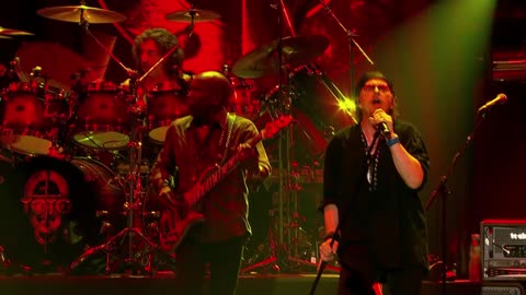 Falling in Between - Toto (live)