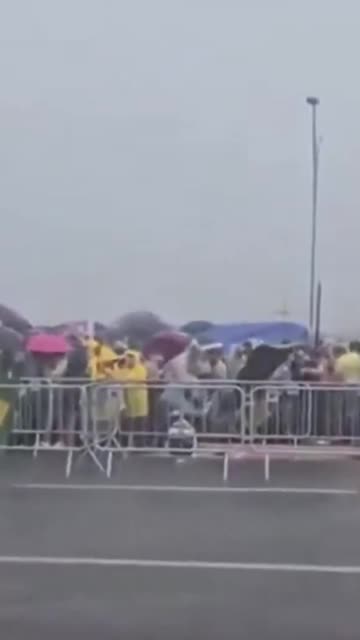 Lightning strike hits pro-Bolsonaro rally in Praça do Cruzeiro, Brasília, injuring 70 people.