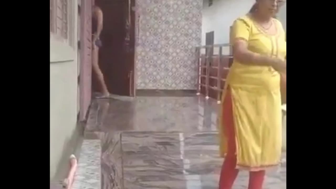 Inspector’s Son Wields Rifle in Towel, Threatens Neighbour in Varanasi – Video Goes Viral!