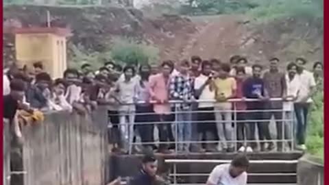 Must Watch: Rajasthan News | Rajasthan: Police, Locals Stop Minor Girl From Jump
