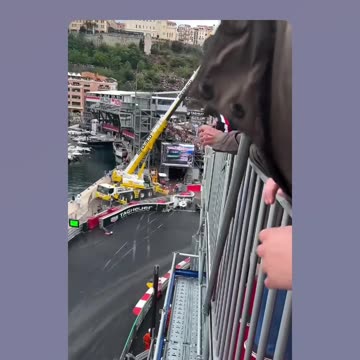 Carro da HASS fica pela metade após batida em monaco