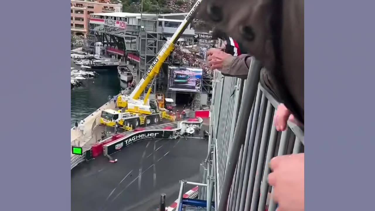 Carro da HASS fica pela metade após batida em monaco