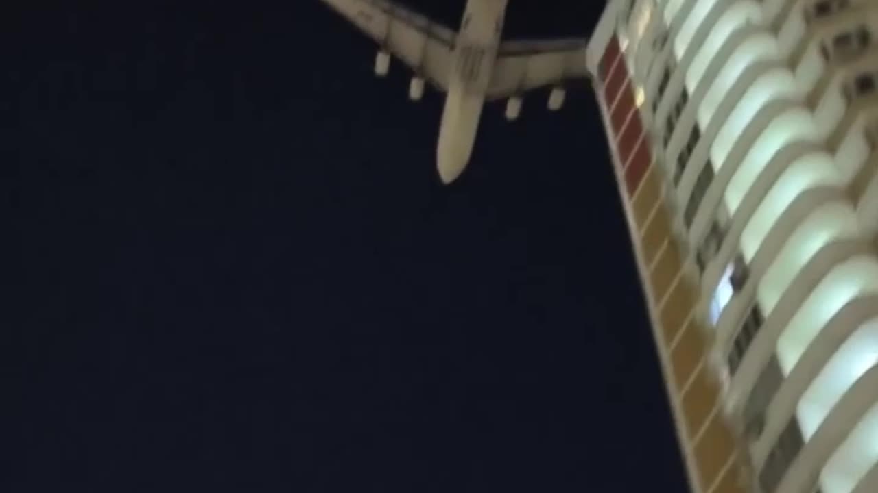 Massive 4-Engine Airliner Flying Low Over Downtown Moscow During Ongoing Drone Attacks