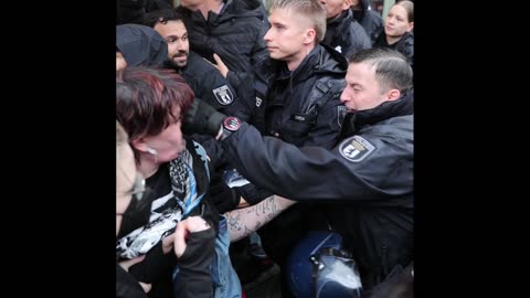 Berliner Polizeigewalt gegen irische Staatsbürgerin