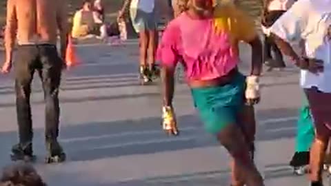 Chris Brown - 'Loyal' Throwback Jam at Venice Beach Roller Disco Plaza #grind #dance #venicebeach