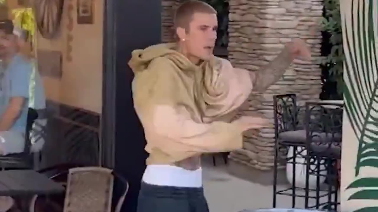Justin Bieber crashing out on paparazzi