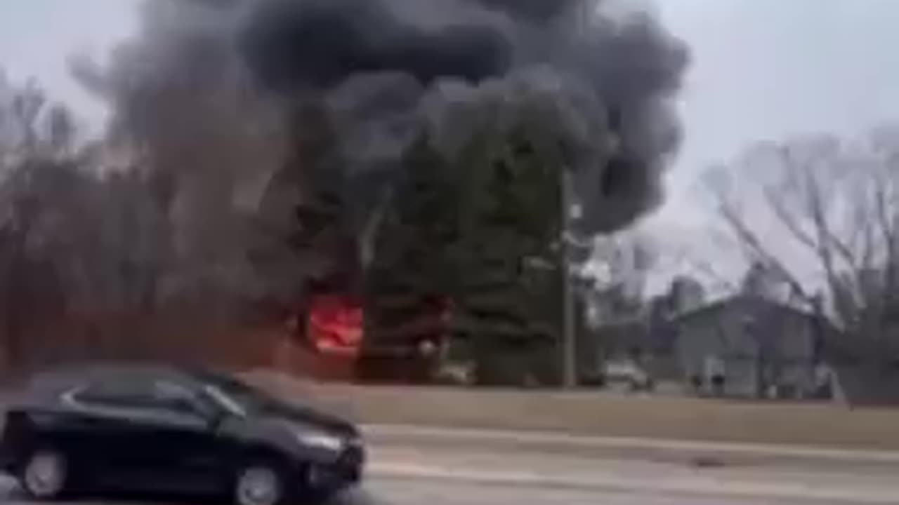 #BREAKING: A Socata TBM-700 (N721MB) has crashed into a house in Brooklyn Park