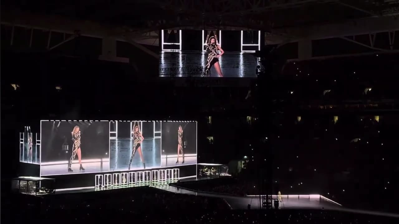Taylor swift the eras tour 1 min of look what you made me do live from Miami
